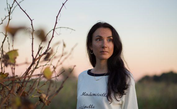 Mademoiselle-Socialite-Annabelle-Boyer-sweat-lino-brodé-coccinelle