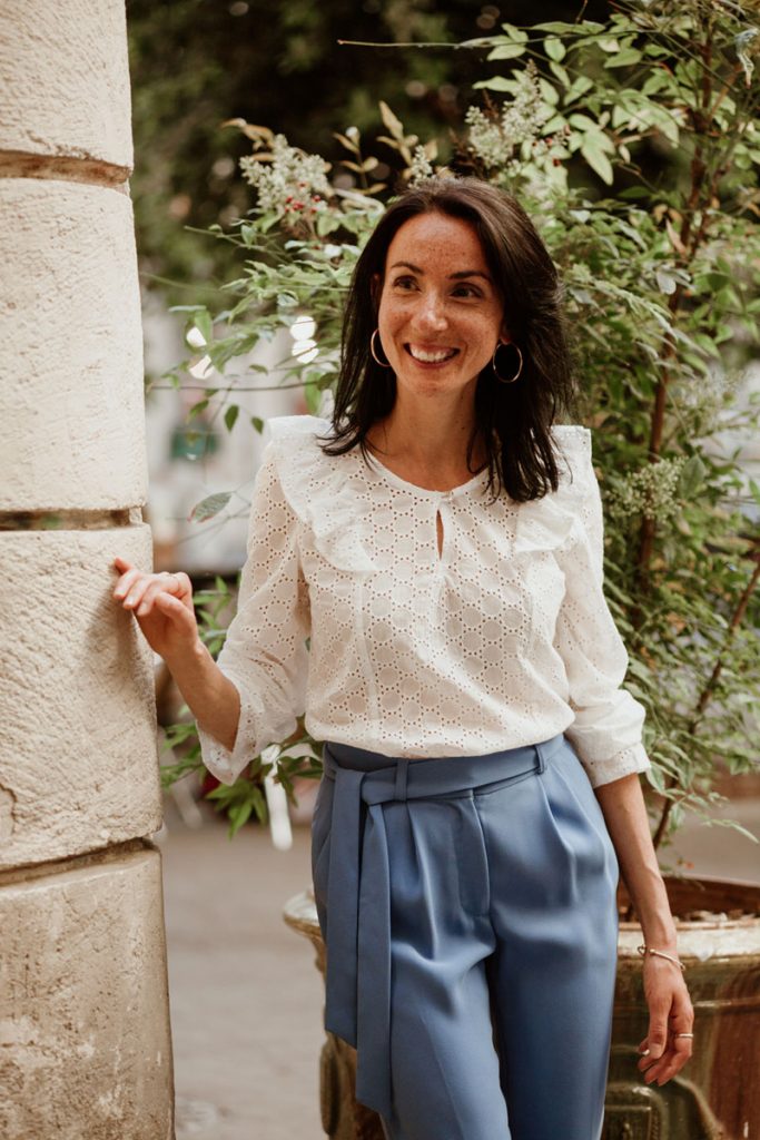 Vêtements made in France Danielle Engel, marque de mode éthique à Montpellier. Blouse blanche en coton et pantalon présentés par Mademoiselle Coccinelle, blogueuse mode responsable