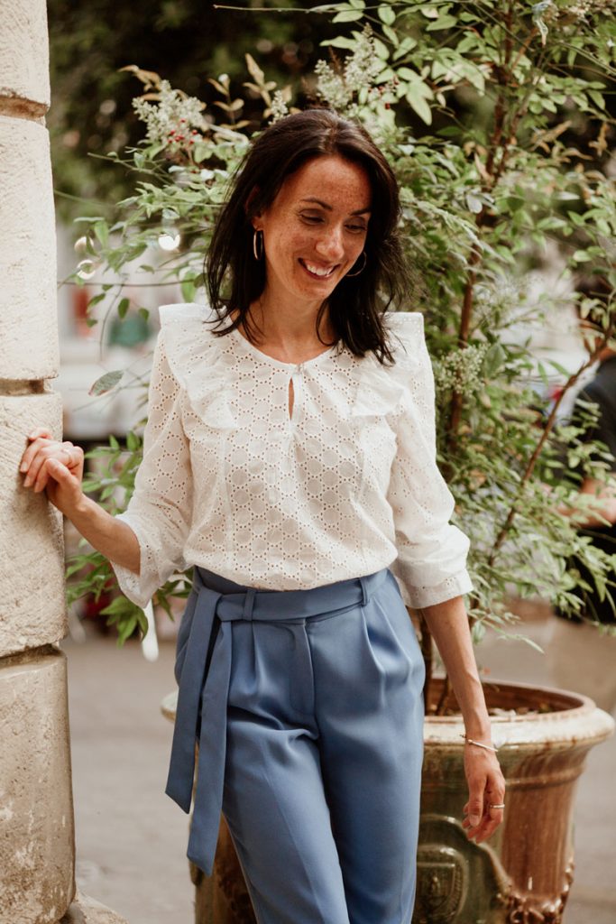 Vêtements made in France Danielle Engel, marque de mode éthique à Montpellier. Blouse blanche en coton et pantalon présentés par Mademoiselle Coccinelle, blogueuse mode responsable