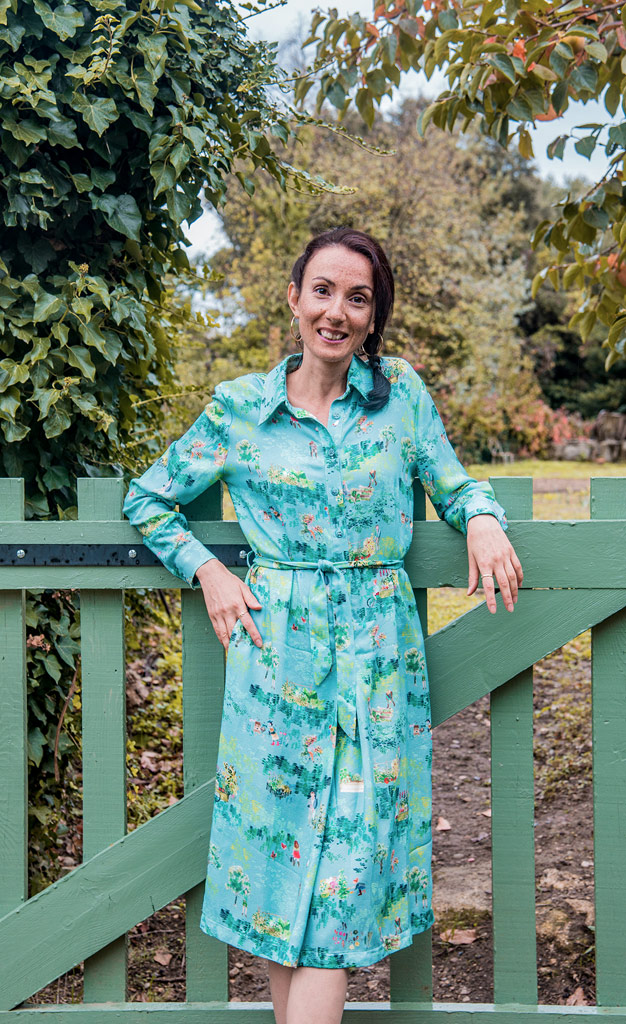 Vêtements eco-responsable de la marque française de mode éthique Bleu Tango, présentés par la blogueuse Mademoiselle Coccinelle dans son jardin potager d’automne. Robe motif Permaculture. 