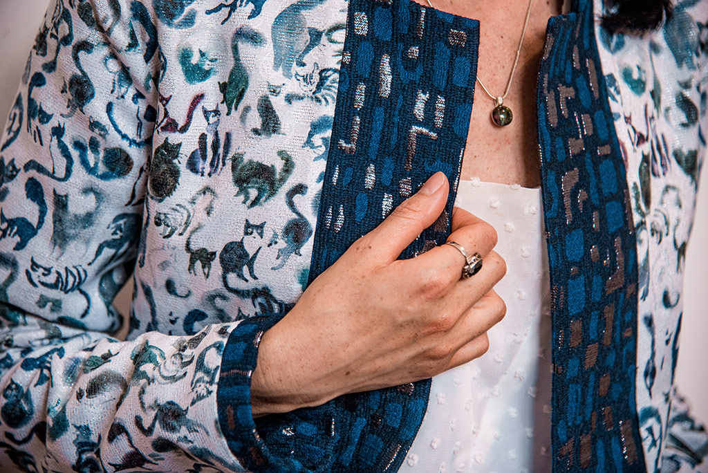 Vêtements eco-responsable de marques françaises de mode éthique, présentés par la blogueuse Mademoiselle Coccinelle. Veste chic réversible motif Chats Bleu Tango.