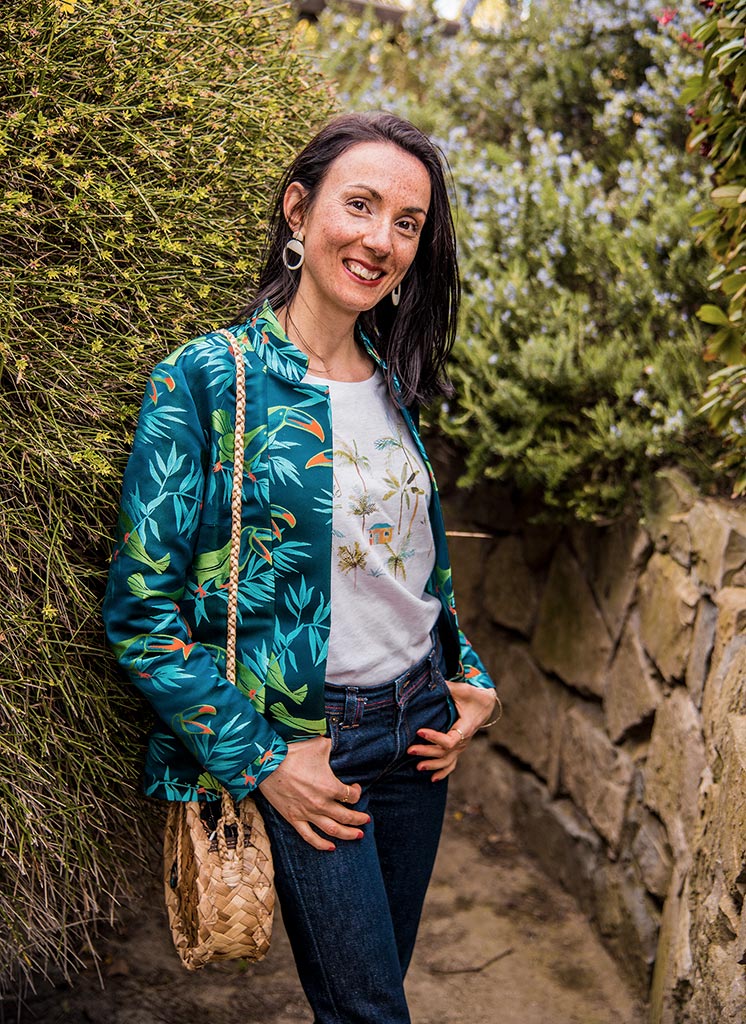 Vêtements eco-responsables de la marque française de mode éthique Bleu Tango, présentés par la blogueuse Mademoiselle Coccinelle. Créations inspirées de l’Île de la Réunion. Boucles d’oreilles en ivoire végétal de la marque française de mode éthique Mazonia.
